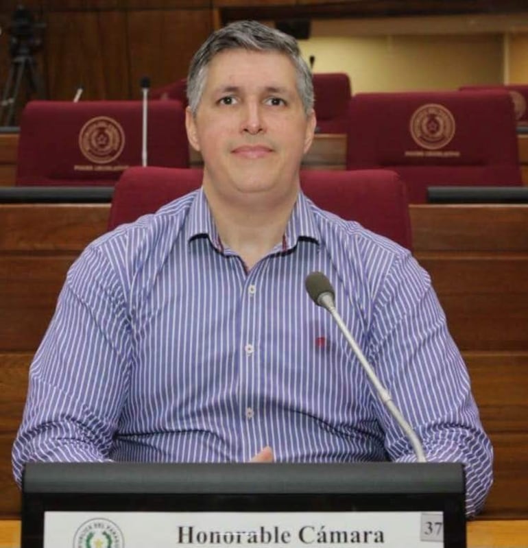 El diputado Esteban Martín Samaniego Álvarez (ANR-HC) es uno de los aspirantes a ocupar la Gobernación de Paraguarí.