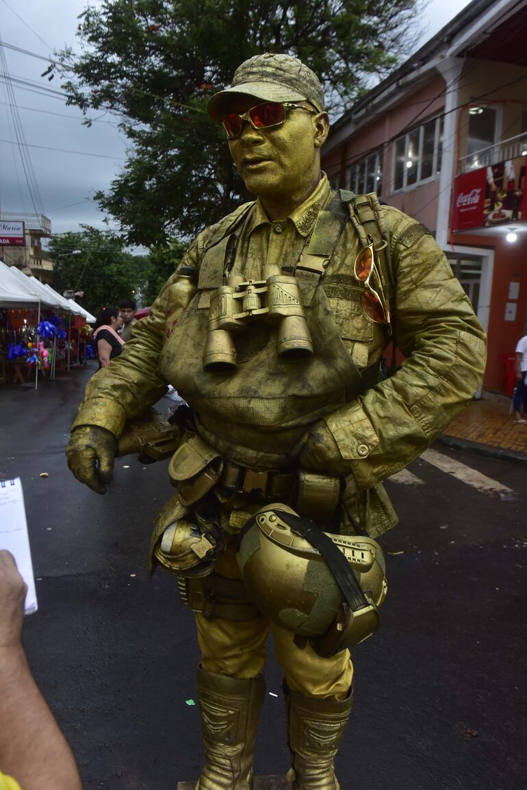 Gracias a la lluvia, no se siente el calor, asegura el Soldado de Oro. 