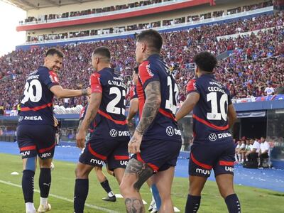 Los jugadores de Cerro Porteño festejan el gol de Gustavo Velázquez en el partido frente a Libertad por la fecha 21 del torneo Clausura 2025 de la Primera División de Paraguay en el estadio La Nueva Olla, en Asunción, Paraguay.