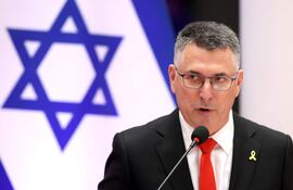 El ministro de Relaciones Exteriores de Israel, Gideon Saar, habla durante una declaración este lunes, en la Cancillería de Paraguay en Asunción (Paraguay).