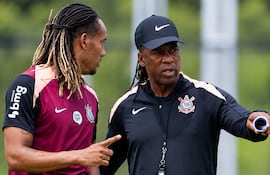Clarence Seedorf, nuevo director técnico del Corinthians, brindando indicaciones al volante peruano André Carrillo.