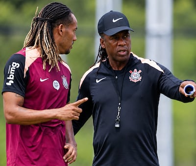 Clarence Seedorf, nuevo director técnico del Corinthians, brindando indicaciones al volante peruano André Carrillo.