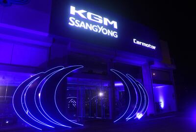 Fachada del nuevo showroom de KGM SsangYong habilitado por Carmotor Paraguay , sobre Avda. Artigas.