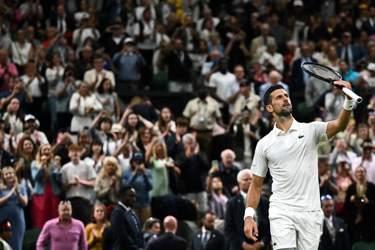 El tenista serbio Novak Djokovic celebra la victoria sobre el danés Holger Rune en los octavos de final de Wimbledon en el The All England Lawn Tennis and Croquet Club, en Wimbledon, Londres.