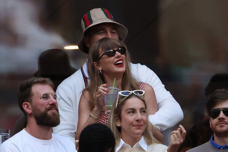 En todo momento, Taylor Swift y Travis Kelce se mostraron a los arrumacos en las gradas Billie Jean King National Tennis Center. (Al Bello/Getty Images/AFP)

