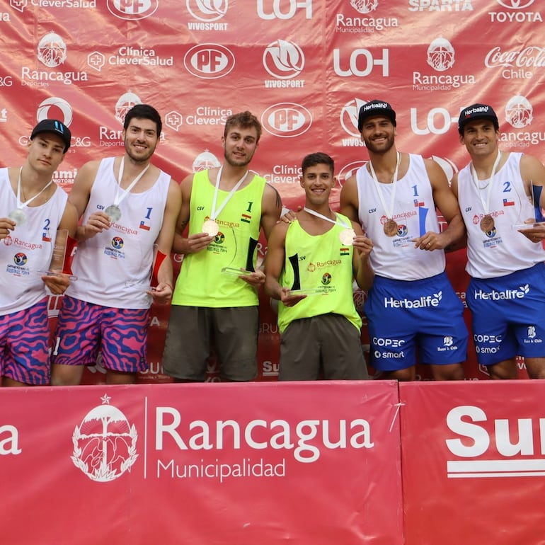 Gonzalo junto a Giuliano en el podio sudamericano con la medalla de oro.