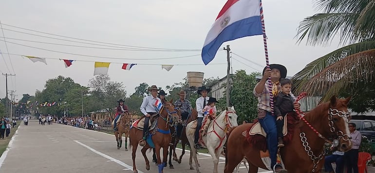 Las pocas familias que aún siguen dentro de la comunidad se dedican a la ganadería en pequeña escala.