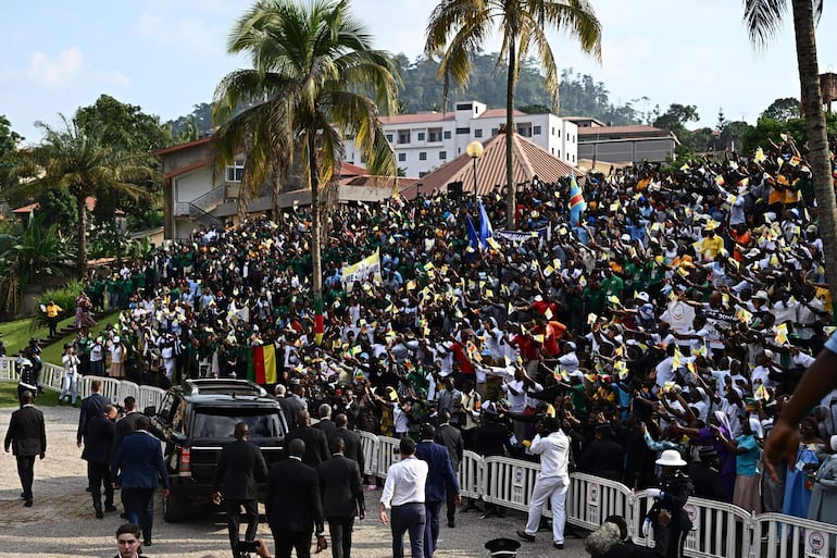 Multitud aguarda al papa León XIV en Douala, Camerún.