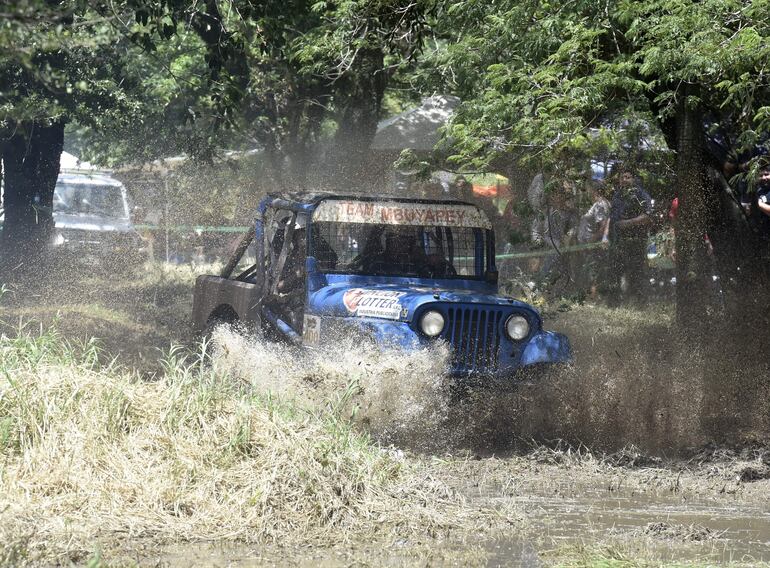 La Clase TT4N fue para la tripulación integrada por Luis y Adrián Espínola, al mando de un Jeep CJ7. Una gran cantidad de público asistió al Rubén Dumot para disfrutar del inicio del Todoterreno 4x4.