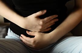 Embarazo ectópico. Imagen de referencia de una mujer sosteniendo su panza.