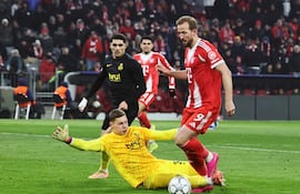 MUNICH (Germany), 21/01/2026.- Harry Kane of Bayern Munich (R) scores against Kjell Scherpen of Union SG during the UEFA Champions League soccer match between Bayern Munich and Union SG in Munich, Germany, 21 January 2026. (Liga de Campeones, Alemania) EFE/EPA/RONALD WITTEK