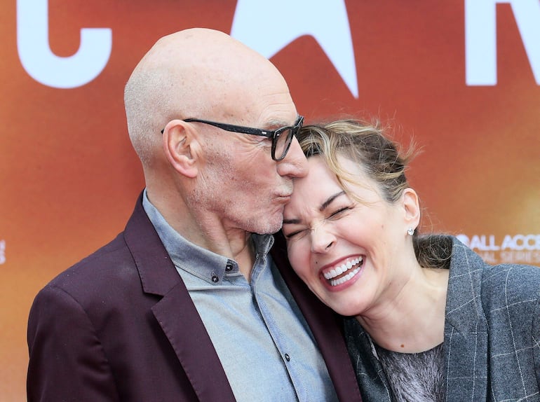 Patrick Stewart y la cantante y compositora Sunny Ozell se casaron en 2013. La familia del actor confirmó su fallecimiento este jueves 29 de octubre.