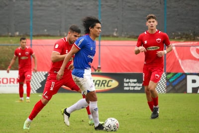 El volante de contención del "Inde", Aldo Vera traslada el esférico ante la marca de Fernando Escobar y la mirada de José Barrios. (Foto: APF)
