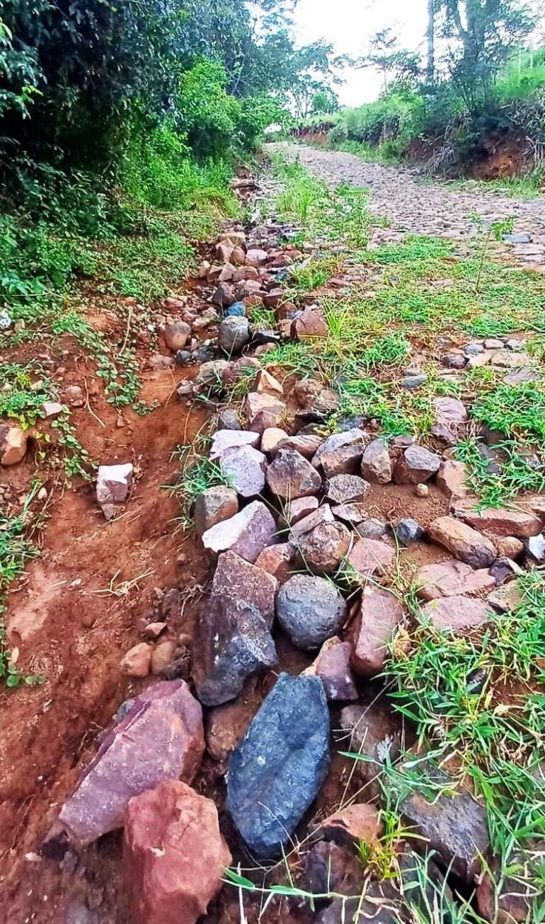 Concejales de Ybycuí denuncian un empedrado en Cerro Achón con millonaria inversión, que figura como ejecutado pero estaría inconcluso y abandonado.
