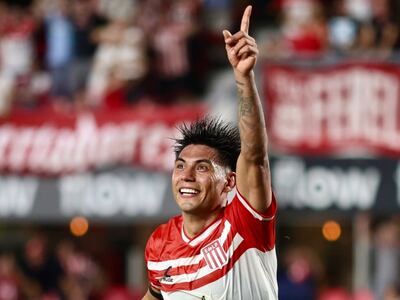 El paraguayo Santiago Arzamendia, futbolista de Estudiantes de La Plata, celebra un gol.