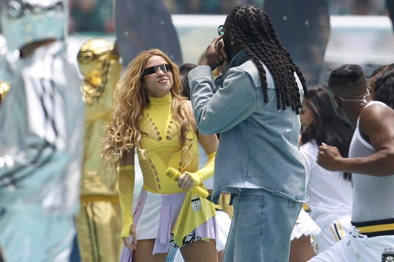La colombiana Shakira y el nigeriano Burna Boy cantando en la inauguración del Mundial de la FIFA 2026, en el Estadio Azteca. (EFE/ Sashenka Gutiérrez)