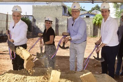 Directivos y representantes de la desarrolladora Vitrium Capital y la constructora Salum  & Wenz realizaron la palada inicial a 01SYNC Asunción.