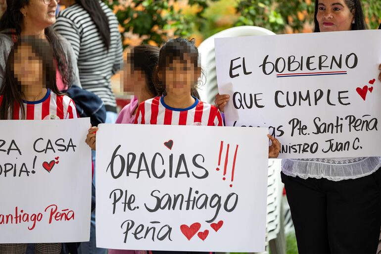 Niñas, alabando la gestión de Peña hoy en un acto de entrega de viviendas.
