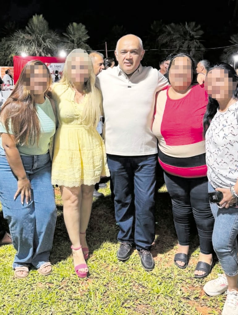DICIEMBRE 2025. El condenado en un mitin en su casaquinta.