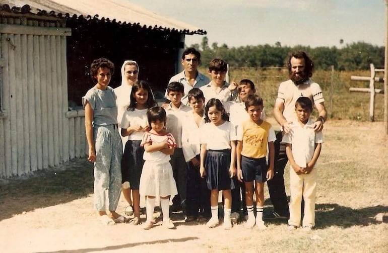 Los primeros alumnos y maestros de la escuela