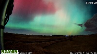 Captura de pantalla cedida por la Red Meteorológica Agrícola de Dakota del Norte (Ndawn) que muestra la aurora boreal aparecida el 11 de noviembre de 2025 en el norte del estado de Dakota del Norte (EE.UU).