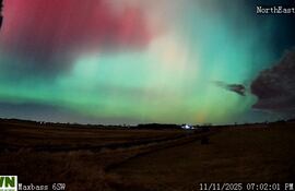 Captura de pantalla cedida por la Red Meteorológica Agrícola de Dakota del Norte (Ndawn) que muestra la aurora boreal aparecida el 11 de noviembre de 2025 en el norte del estado de Dakota del Norte (EE.UU).