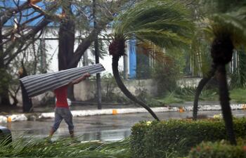El huracán Melissa se aleja de Cuba rumbo a Bahamas.