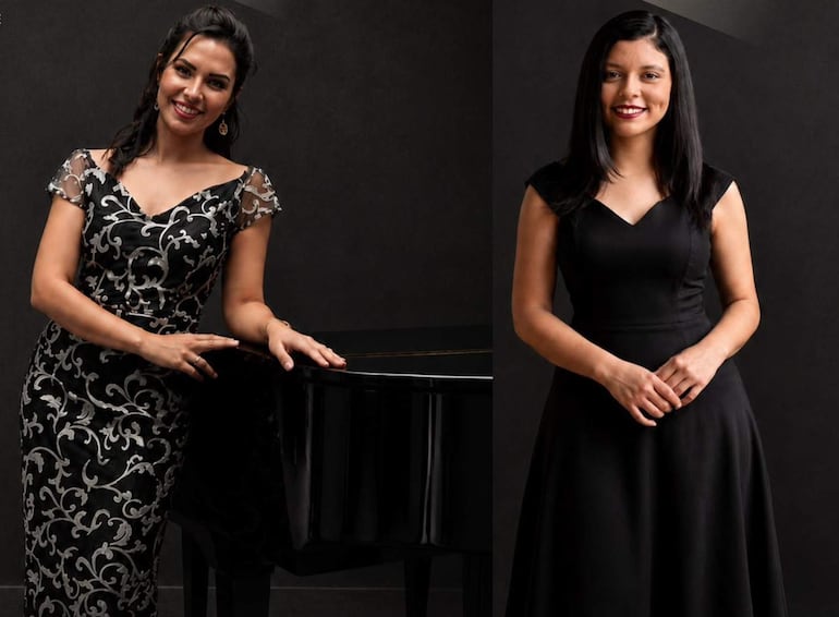 Aldana Salinas y Macarena González sonríen en vestidos negros elegantes, en un ambiente con piano, luciendo felices.