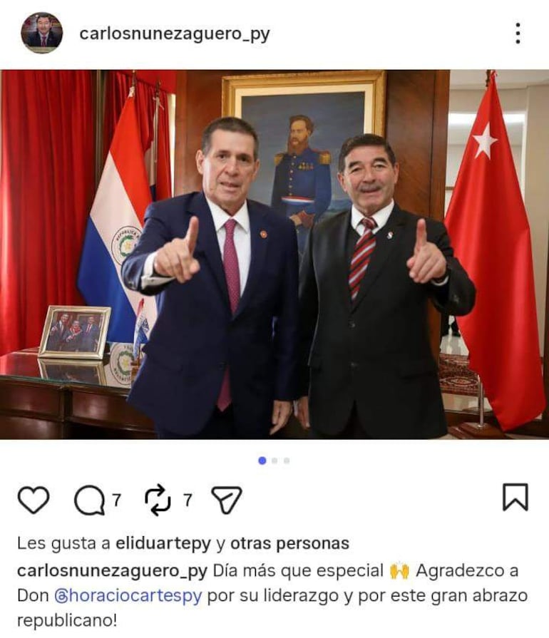 El senador colorado y comisario (SR), Carlos Núñez Agüero y Horacio Cartes posan juntos tras el anuncio del senador se abrazan durante un evento que marca el retorno del senador al cartismo.
