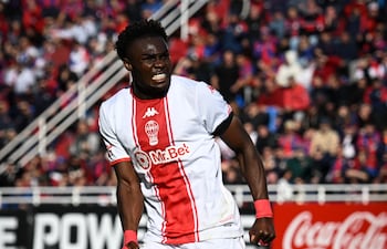 El delantero ecuatoriano, Jordy Josué Caicedo Medina (28 años) celebra uno de los dos tantos que marcó para Huracán en el "clásico porteño" ante San Lorenzo de Almagro.