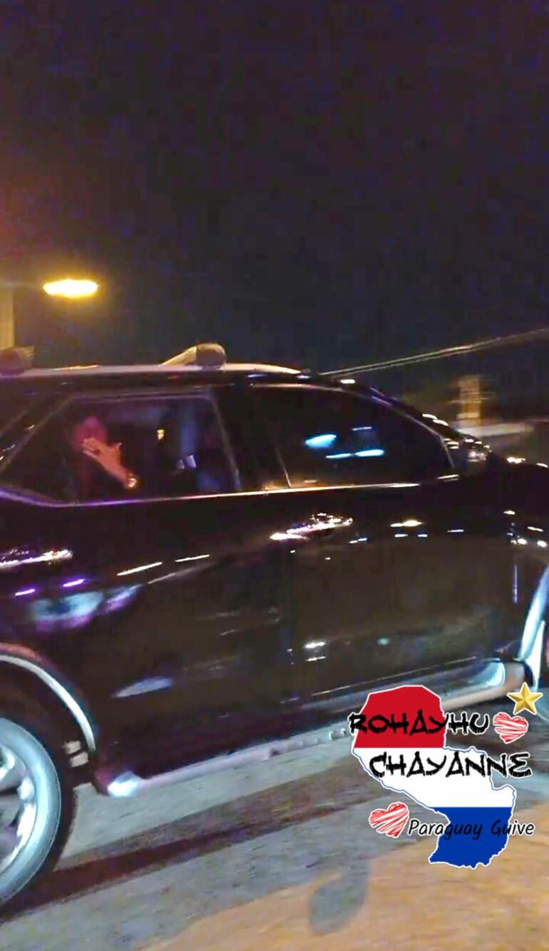 Imagen compartida por el club de fans Rohayhu Chayanne tras el arribo del cantante a Paraguay.