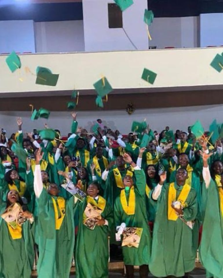 Algunos de los felices graduados de la Fundación Pies Descalzos. (Instagram/Shakira)