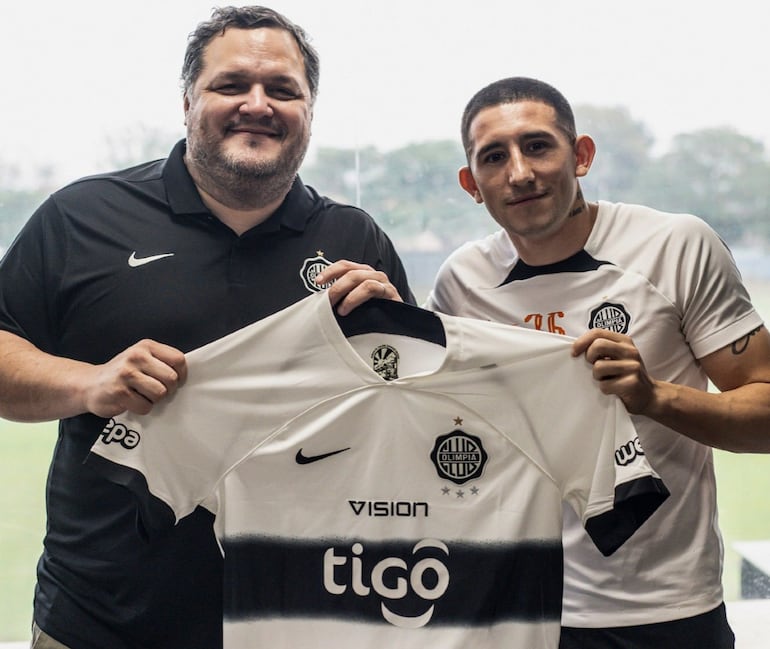 El uruguayo Facundo Zabala (d) en la renovación de contrato con Olimpia hasta la temporada 2027.