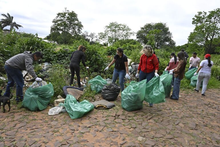 En 2023, gracias al trabajo coordinado entre diez escuelas y colegios de Ñemby, se logró capacitar a 260 estudiantes para la recolección exitosa de 5.425 Kg de residuos reciclables.