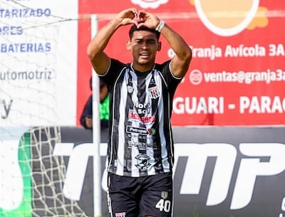 Juan Ezequiel Mereles Esquivel, Juanchi (22 años), natural de Valle Pucú, Areguá, en el festejo de su gol para el Deportivo Santaní.