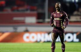 Ricardo Adé, futbolista haitiano de la Liga Deportiva Universitaria de Quito.