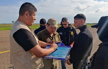 Sebastián Marset, en el momento en que está punto de ser traslado a Estados Unidos.