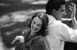 Carey Mulligan y Bradley Cooper en una escena de la película "Maestro".