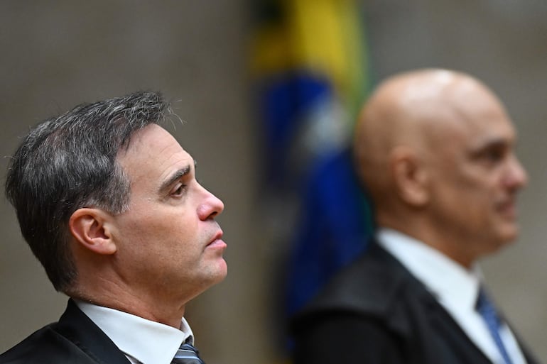 (Archivo) Los jueces ministros de la Suprema Corte de Brasil, Alexandre de Moraes (d) y André Mendonça (i) participan en una sesión de juicio en el Supremo Tribunal Federal este miércoles, en Brasilia (Brasil). EFE/Andre Borges