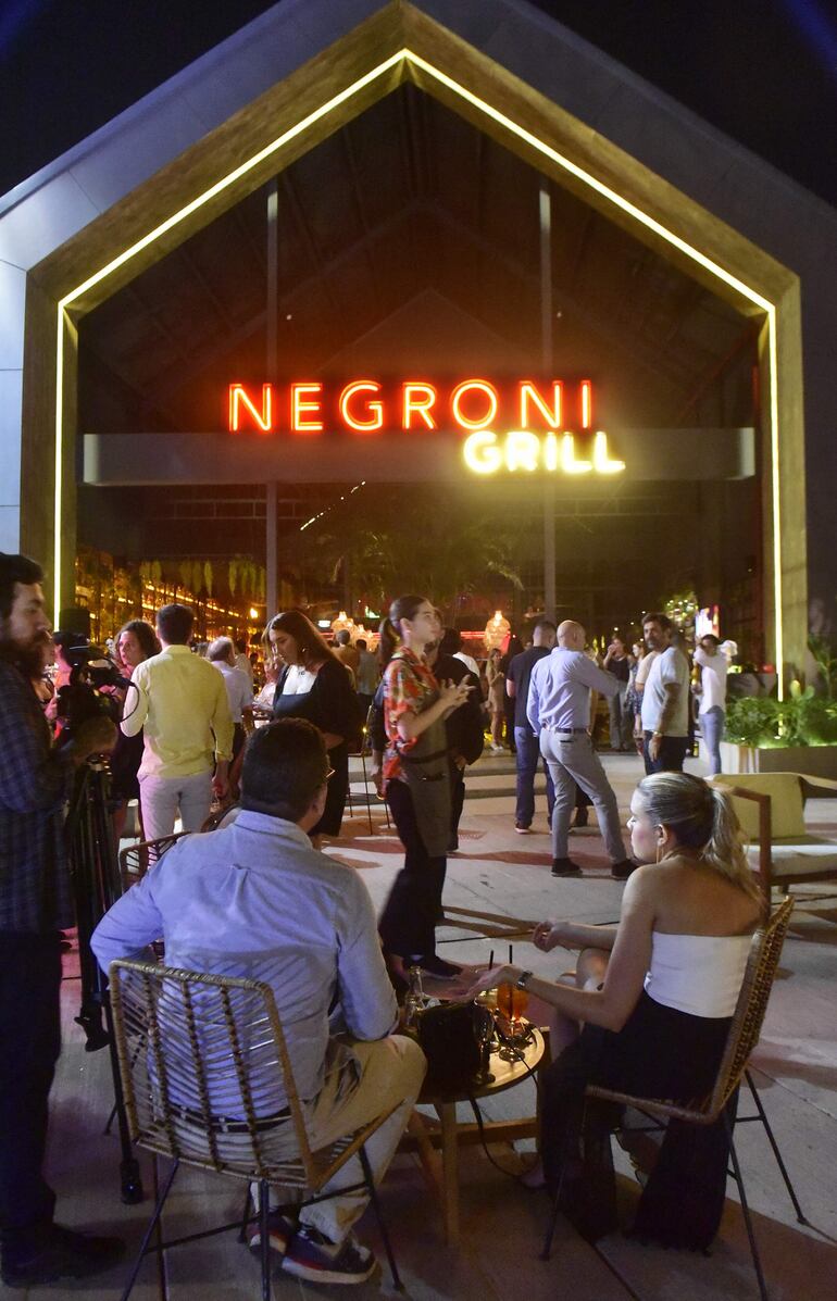 Ubicado estratégicamente, Negroni Grill se convierte en un destino culinario único para los amantes de la buena comida y la elegancia.