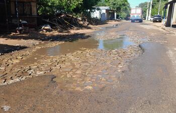 Un punto destrozado de la calle 29 de Junio del barrio Mbocayaty de Ñemby.