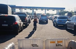 El puesto de peaje de Ypacaraí se vio colapsado de vehículos.