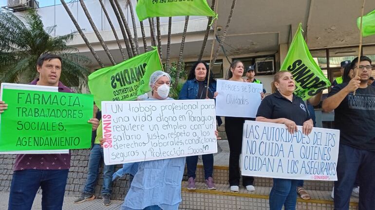 Sindicato de enfermería de IPS se manifiesta y exige equiparación salarial.