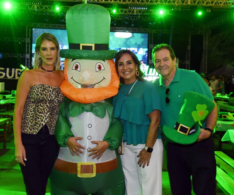 Karen Oleñik junto con María Irene y Felipe Gavilán.