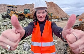 La ministra de Obras Claudia Centurión es cuestionada por sobrecostos y favoritismo a ciertos senadores. Imagen generada por IA.