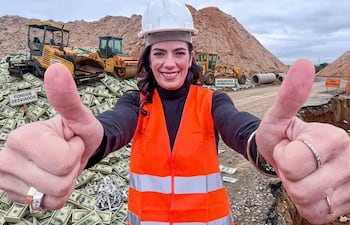 La ministra de Obras Claudia Centurión es cuestionada por sobrecostos y favoritismo a ciertos senadores. Imagen generada por IA.