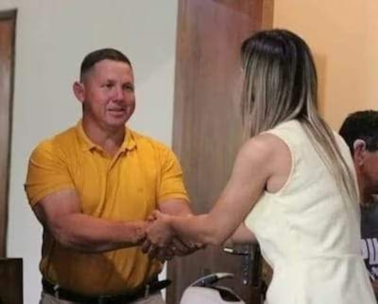 El concejal Carlos Bareiro (ANR-HC), presidente de la Junta Municipal y electo titular de la Junta Cívica, saluda a Patricia Corvalán, esposa del diputado Esteban Martín Samaniego.