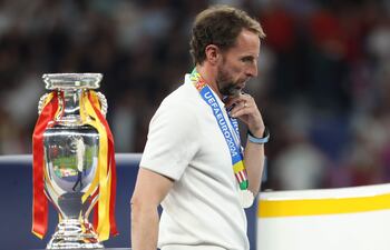 Berlin (Germany), 14/07/2024.- (FILE) - England head coach Gareth Southgate walks past the trophy during the podium ceremony after England lost the UEFA EURO 2024 final soccer match between Spain and England, in Berlin, Germany, 14 July 2024 (reissued 16 July 2024). Southgate, 53, resigned on 16 July 2024, two days after England'Äôs defeat to Spain in the Euro 2024 final in Berlin. It was the second consecutive defeat in the European Championship final after losing against Italy in 2021. "As a proud Englishman, it has been the honor of my life to play for England and to manage England," he said in a statement released on 16 July. Southgate, who also represented England as a player, was in charge of the national team for 102 games over eight years. His contract was due to expire in December 2024. (Alemania, Italia, España) EFE/EPA/FRIEDEMANN VOGEL