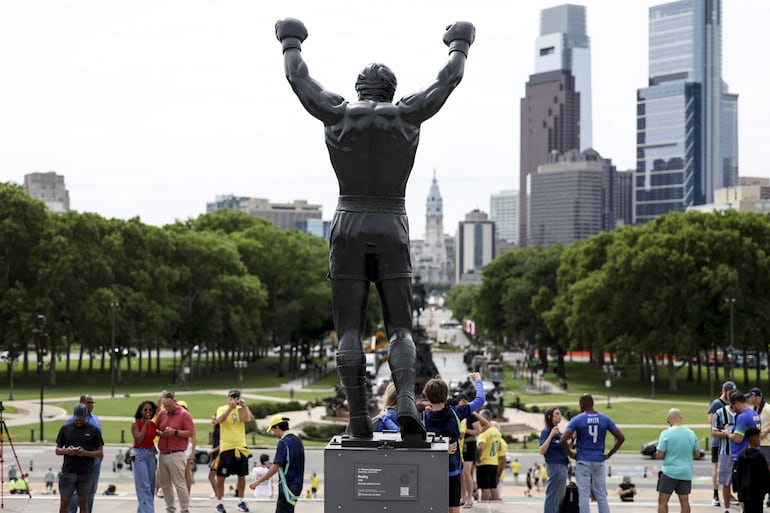 Los aficionados de la selección brasileña de fútbol visitan hoy la estatua del boxeador Rocky Balboa en el centro de Filadelfia, inspirada en el personaje interpretado por Sylvester Stallone en las películas.
