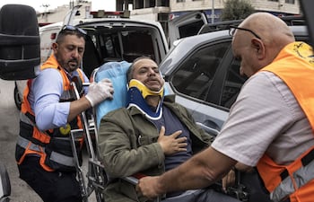Socorristas palestinos trasladan a una ambulancia al fotógrafo de la AFP Jaafar Ashtiyeh tras ser golpeado por unos israelíes el 6 de octubre de 2026 en Aqraba, en la Cisjordania ocupada por Israel (Foto: John Wessels)